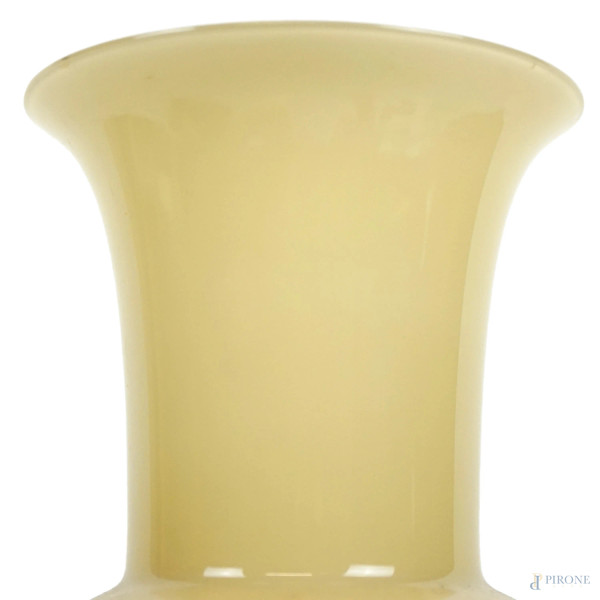 Vaso Opalino In Vetro Incamiciato Bianco E Beige Cm H 36 XX Secolo