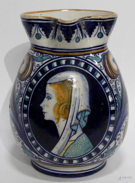 Brocca In Maiolica Policroma Con Decori A Foglie D Acanto E Medaglione