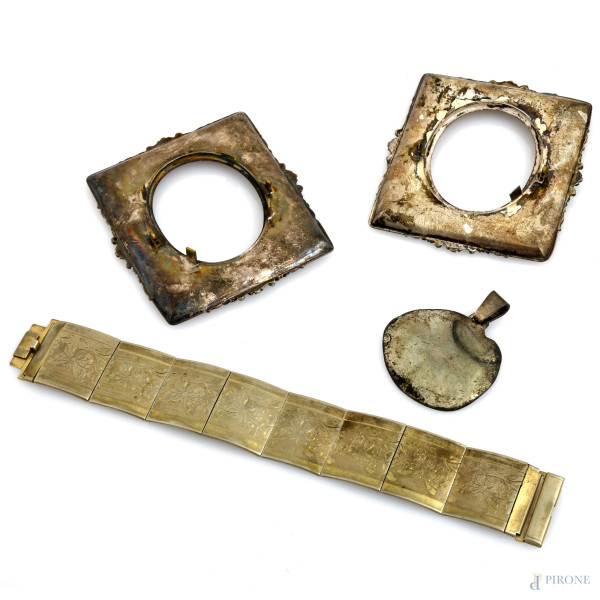 Lotto di due cornicette, un braccciale ed un ciondolo in argento, misure massime cm 7,5x7, peso complessivo gr 100