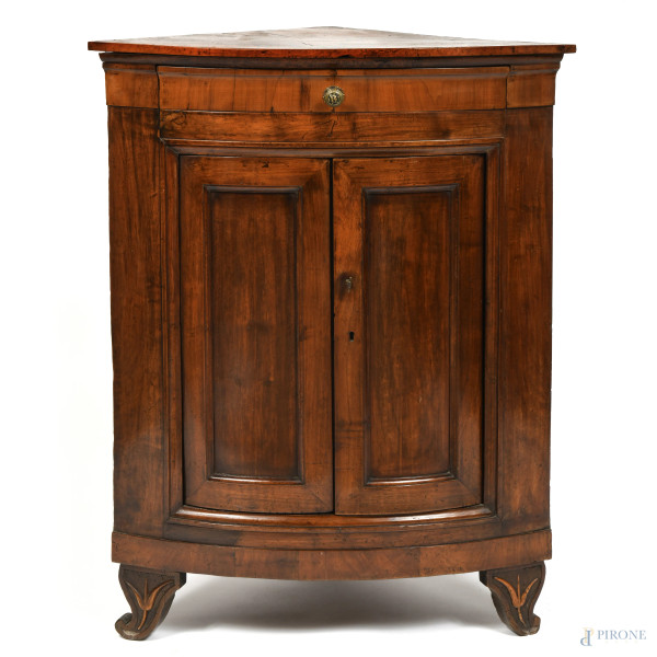 Angoliera in legno impiallacciato con doppia anta sormontata da cassetto , XIX secolo, 117x92x64, (segni di usura, scalfiture, rotture, restauri, fori di tarlo, difetti)