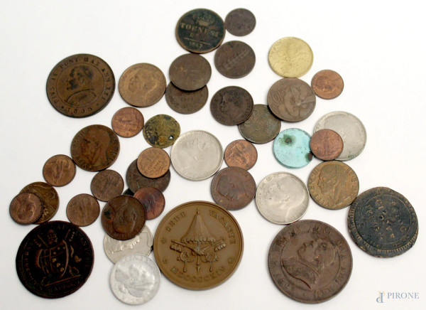 Lotto composto da trentacinque monete italiane di epoche diverse.