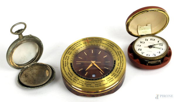Lotto composto da un orologio da tavolo Hermès Paris, un orologio da taschino 2jewels ed una cassa da orologio da taschino anni '50, diametro max cm 11,5, (difetti).