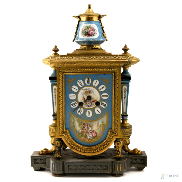 Orologio in bronzo dorato con inserti in porcellana decorati con scena galante e motivi floreali. XX secolo, cm 37x27x12 (difetti, mancanze, meccanismo da revisionare)