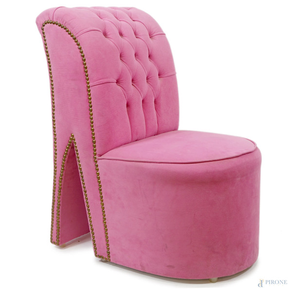 Poltroncina a forma di scarpa rivestita di velluto rosa, schienale capitonnè, XX secolo, cm 93x67x52