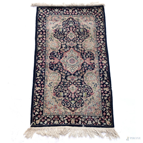 Tappeto, cm 124x73, (segni di usura, difetti)