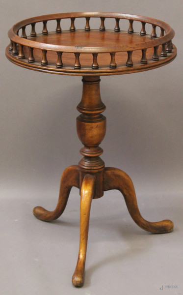 Tavolinetto di linea tonda in noce con ringhierina, h. 63, diam 43 cm
