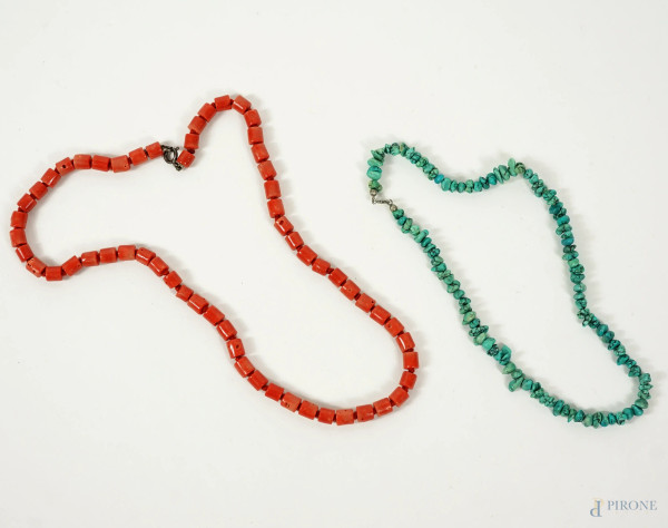 Specchiera con cornice in legno intagliato e dorato, inizio XX secolo, cm 67x47, (difetti)