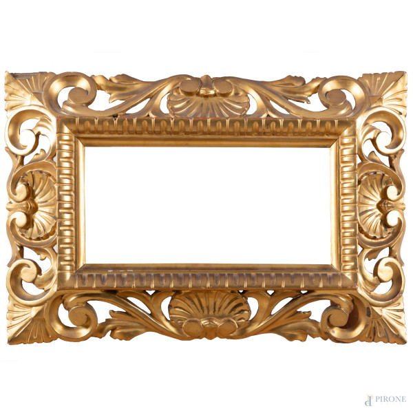 Cornice in legno intagliato e dorato, XX secolo, cm 47,5x32,5; luce cm 29x13,5, (segni di usura, scalfiture, difetti)