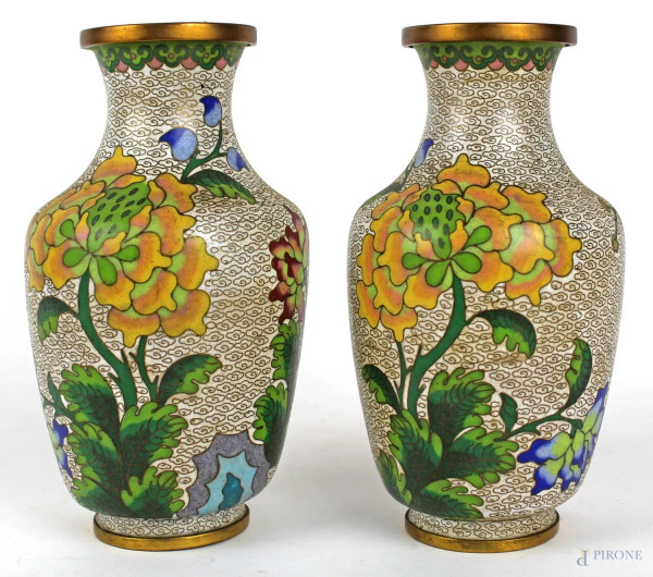 Coppia di vasi cloisonnè, con decori floreali su fondo bianco, altezza cm 20, arte orientale, metà XX secolo