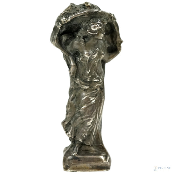 Sigillo in argento con doppia figura femminile nuda e panneggiata, argenteria Liberty, XX secolo, peso gr. 86,2, entro custodia.