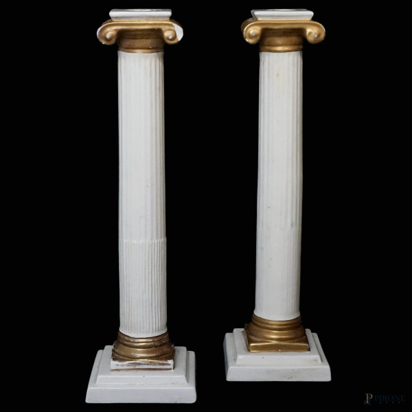 Coppia di colonne in porcellana, fusti scanalati, capitelli e basi dorate, cm h 34, marcate sotto la base, (difetti).