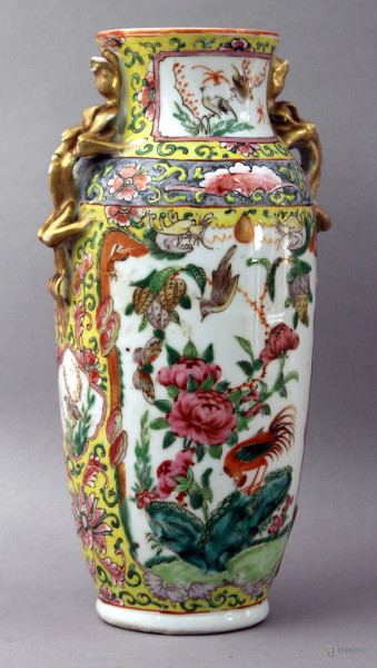 Vaso in porcellana dipinta a decoro di fiori e volatili, altezza 23,5 cm.