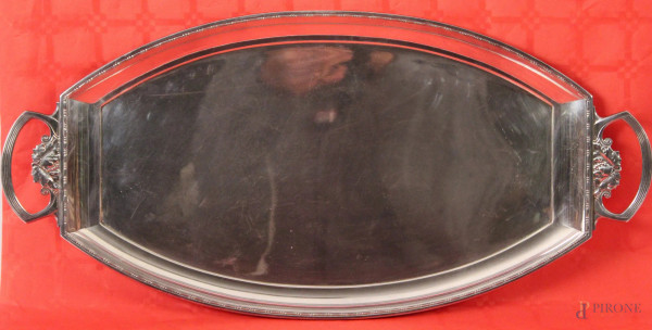 Vassoio a guantiera di linea ovale in argento lavorato, gr. 1490, larg. 62 x prof. 30