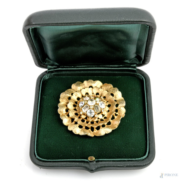 Spilla in metallo dorato vintage con strass, XX secolo, diametro cm 5x5, (segni di usura, difetti)