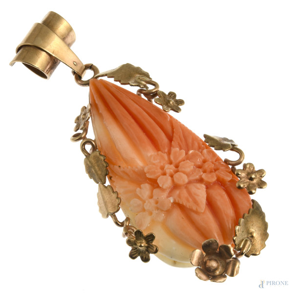 Ciondolo in corallo con montatura in metallo dorato, cm 6x2,5, (lievi segni di usura del tempo)