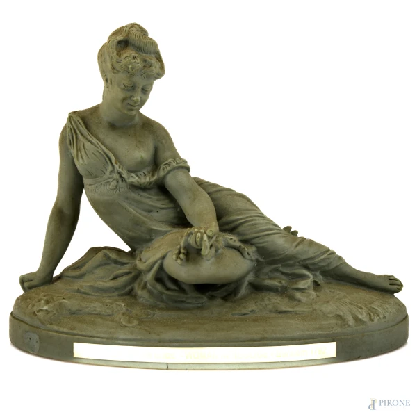 Scultura in biscuit dipinto nei toni del salvia raffigurante giovane donna distesa. Fine del XIX - inizi  [..]
