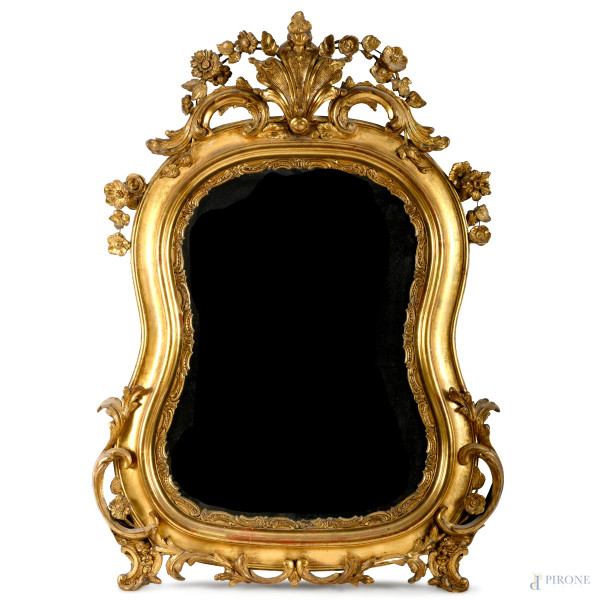 Specchiera in legno intagliato e dorato con cornice di forma sagomata, XX secolo, cm 96x66, (difetti)