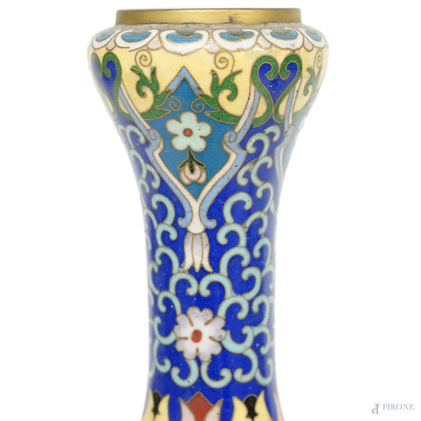 Coppia di vasi cloisonné con rifiniture dorate e decorazioni policrome con draghi e motivi vegeta...