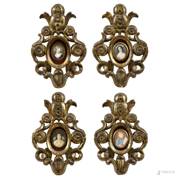 Lotto di quattro miniature raffiguranti due fanciulle, ufficiale con lettera e angelo con cartiglio, XIX secolo, entro cornici in legno intagliato e dorato, misure complessive massime cm 27x18, (segni di usura, difetti)