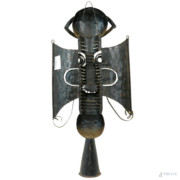 Maschera tribale in metallo con tracce di colore verde, XX secolo, cm 71x33