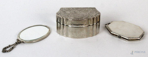 Lotto di un cofanetto, un portacipria ed uno specchietto in argento lavorato, peso lordo gr 285