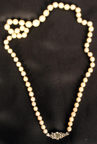 Collana in perle con chiusura in oro bianco con smeraldo.