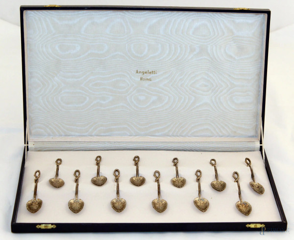 Lotto di dodici cucchiaini a forma di foglia in argento, completo di custodia.