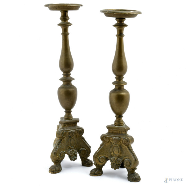 Coppia di torcieri in bronzo, XX secolo, altezza cm 46, (segni di usura, difetti)