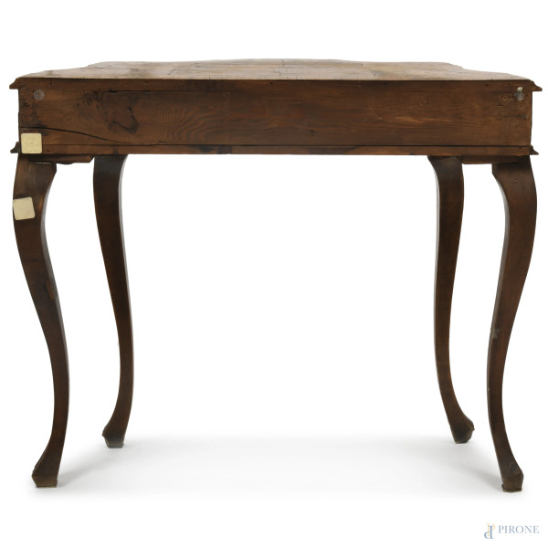 Consolle Vecchia Verona in noce e filetti in bosso dal profilo mistilineo a un cassetto, con gamb...
