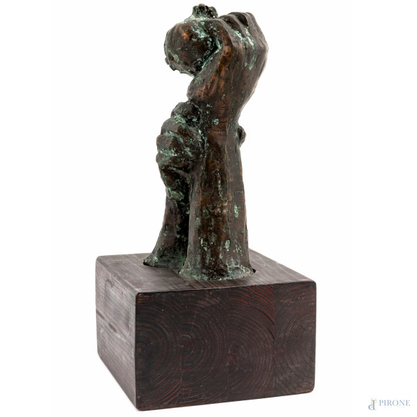 Mani e melograno, scultura in bronzo su base in legno, altezza cm 23