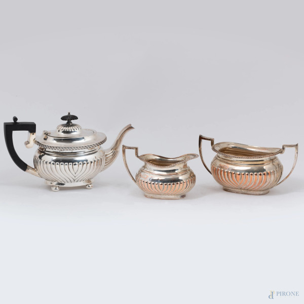 Lotto composto da una teiera, una zuccheriera e una lattiera in argento inglese, XIX secolo, altezza massima cm 14, peso complessivo gr 870