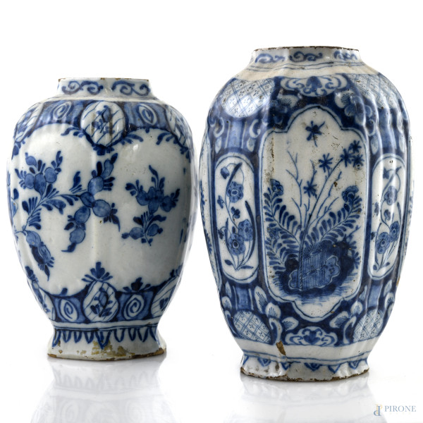 Coppia di vasetti in ceramica dipinta e smaltata nei toni del bianco e del blu. Cina, XIX-XX secolo, altezza massima cm 20, (segni di usura, sbeccature, cadute di smalto, felature, difetti)