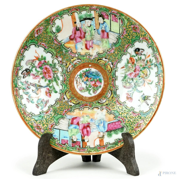Piatto in porcellana con decoro di scene e personaggi orientali, diam. cm 19,5, Cina,XX secolo, (lievi difetti).