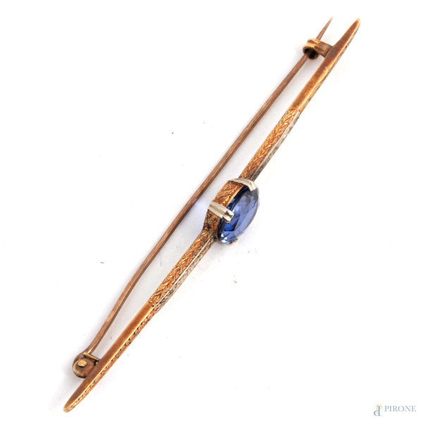 Spilla in oro basso con ametista, lunghezza cm 8, peso lordo complessivo gr 4,5