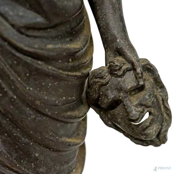 Scultura in metallo brunito rappresentante la musa Melpomene, base quadrangolare in marmo, XX sec...