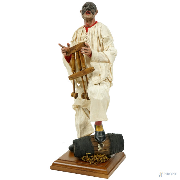 Pulcinella, scultura in terracotta con occhi in vetro e veste in stoffa cucita mano, manifattura napoletana F.lli Capuano, XX secolo, cm h 30, (segni del tempo)