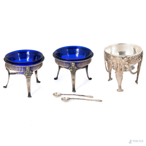 Lotto di tre salierine in argento e vetro cobalto, altezza massima cm 7x7, peso dell'argento gr 220
