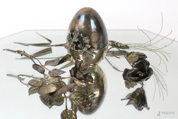 Lotto composto da due rose, una spiga ed un uovo in argento, gr 170