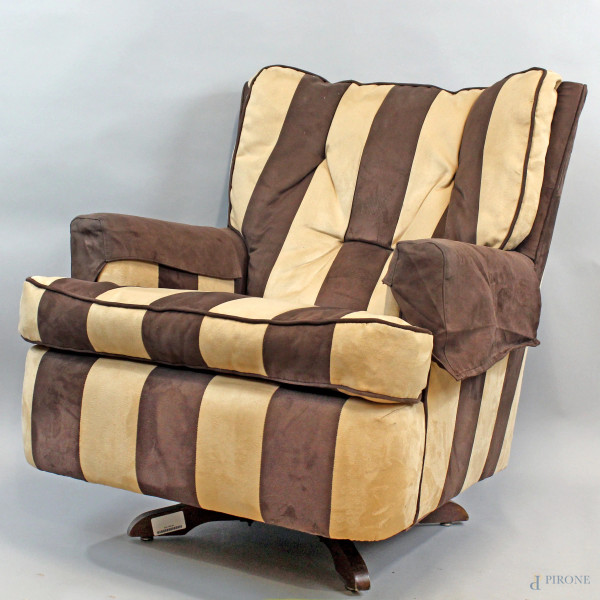 Poltrona con schienale reclinabile, imbottita e rivestita in tessuto a righe marroni e beige, cm h 83x78x73, XX secolo, (difetti).