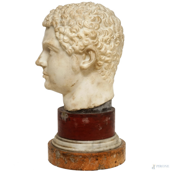 Testa di imperatore in marmo su base in marmi diversi, XIX-XX secolo, alt. cm 50. (Difetti)