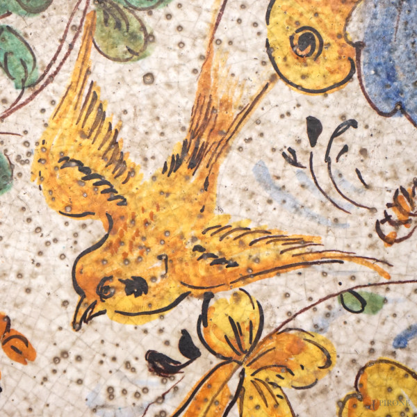 Tavolo tondo in maiolica policroma, manifattura italiana del XX secolo, cm h 72, diametro cm 117,...
