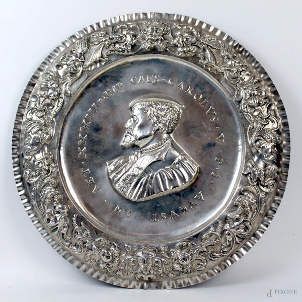 Grande piatto in argento, Germania, XIX secolo, raffigurante ritratto dell'imperatore Carlo V, decori a sbalzo, diam. cm 51,5, gr. 1580