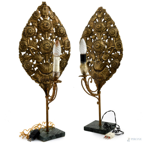 Coppia di palme in lamina di metallo montate a lampada su base in marmo verde, XX secolo, altezza cm 61 (difetti, da revisionare)
