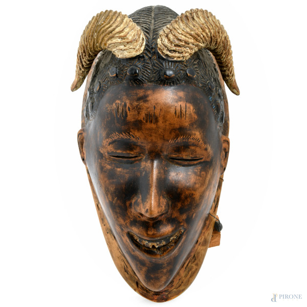 Scultura africana in legno con maschera in vari materiali, XX secolo, altezza cm 34, (segni di usura)
