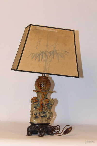 Lampada in pietra saponaria con cani di Foo a rilievo, completa di paralume, H 34 cm, Arte orientale.