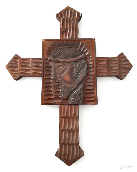 Antica croce in legno intagliato a mano, lunetta centrale quadrangolare con intaglio raffigurante Cristo incoronato di spine, cm 47x37