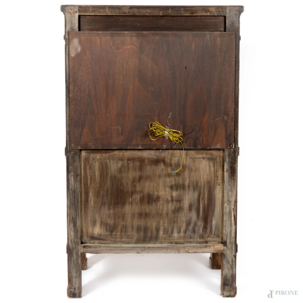 Mobile bar in legno impiallacciato e intarsiato a tre cassetti in colonna sormontati da sportello...