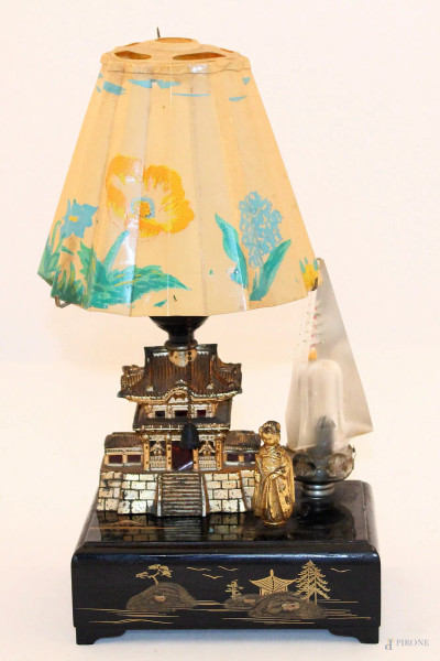 Pagoda in metallo dorato con figura sormontata a luce elettrica su base in tek, h. 16x16x12 cm, 