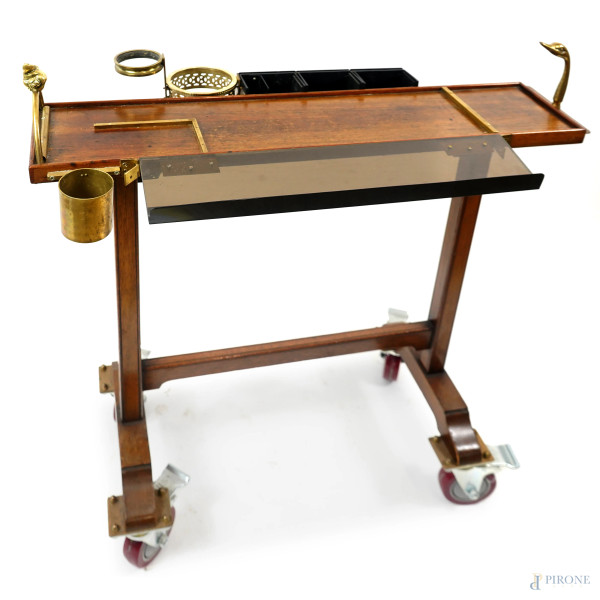 Tavolino da salotto o da fumo del XX secolo in legno montato su sostegno a quattro gambe con ruot...