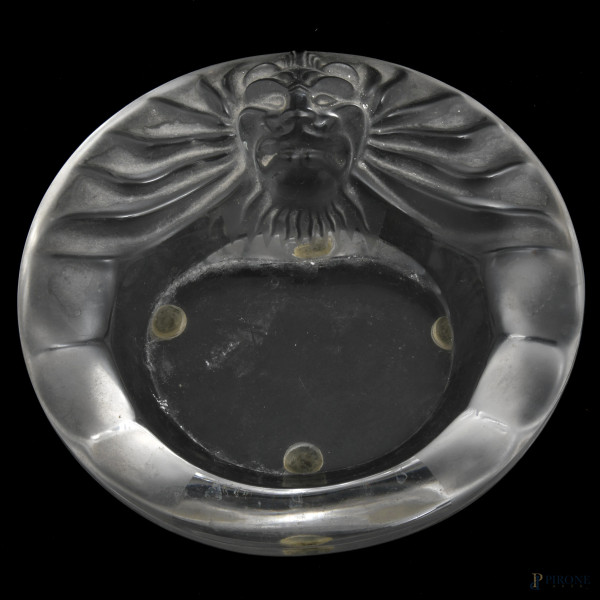 Portacenere Lalique con testa leonina a rilievo, XX secolo, altezza cm 6 diametro cm 14,5, (segni di usura, graffi)